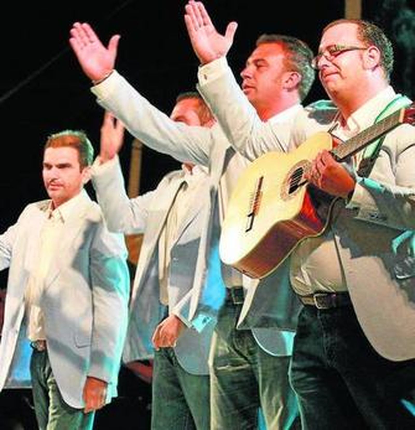 Varios integrantes del grupo Malandar la noche del martes. A la derecha, Raquel Morey canta con un colorido traje en el Espacio Fiesta.