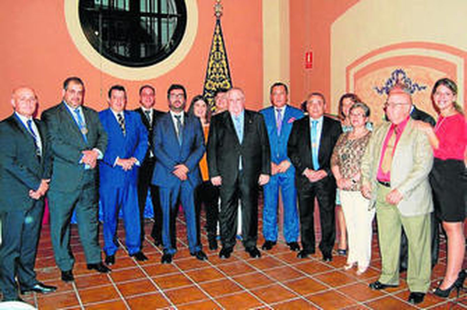 La Junta de Gobierno de la hermandad, posando con Adolfo Ortega.