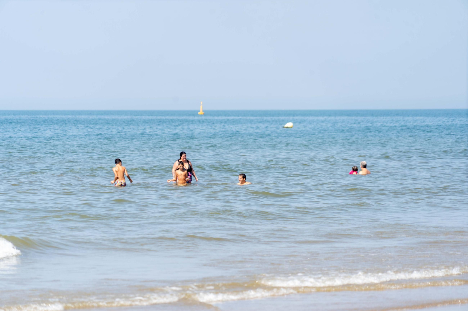 Una mañana de domingo en El Espigón, la playa de Huelva capital.