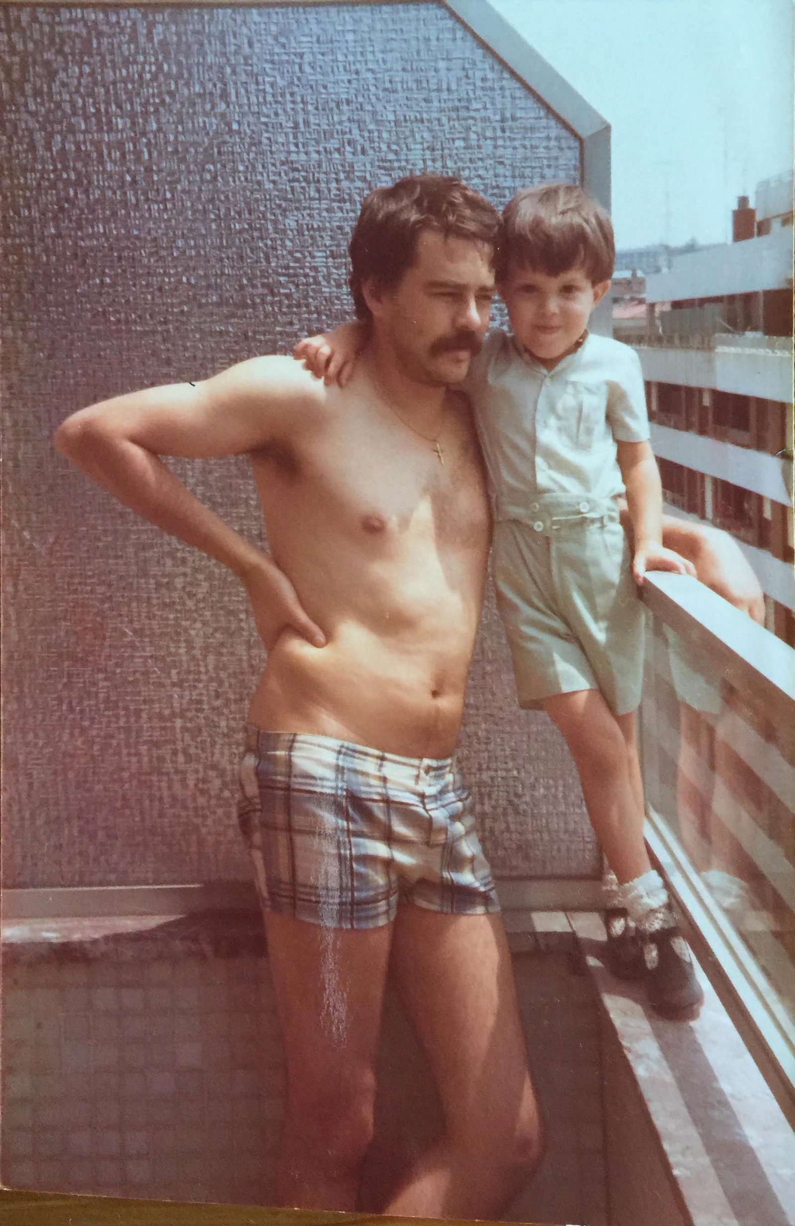 José Miguel, con su padre, en su piso de San Sebastián.