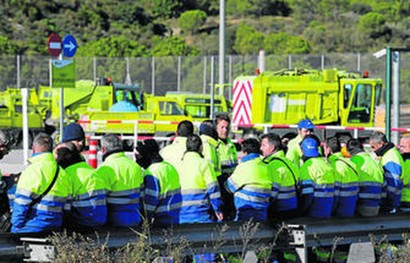Trabajadores de Limasa ayer en las instalaciones de Los Ruices durante el paro que se prolongó varias horas.