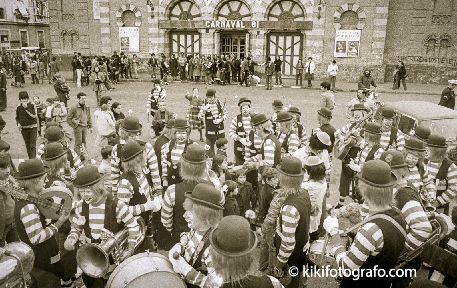 'Entre pitos y flautas' en las puertas del Falla