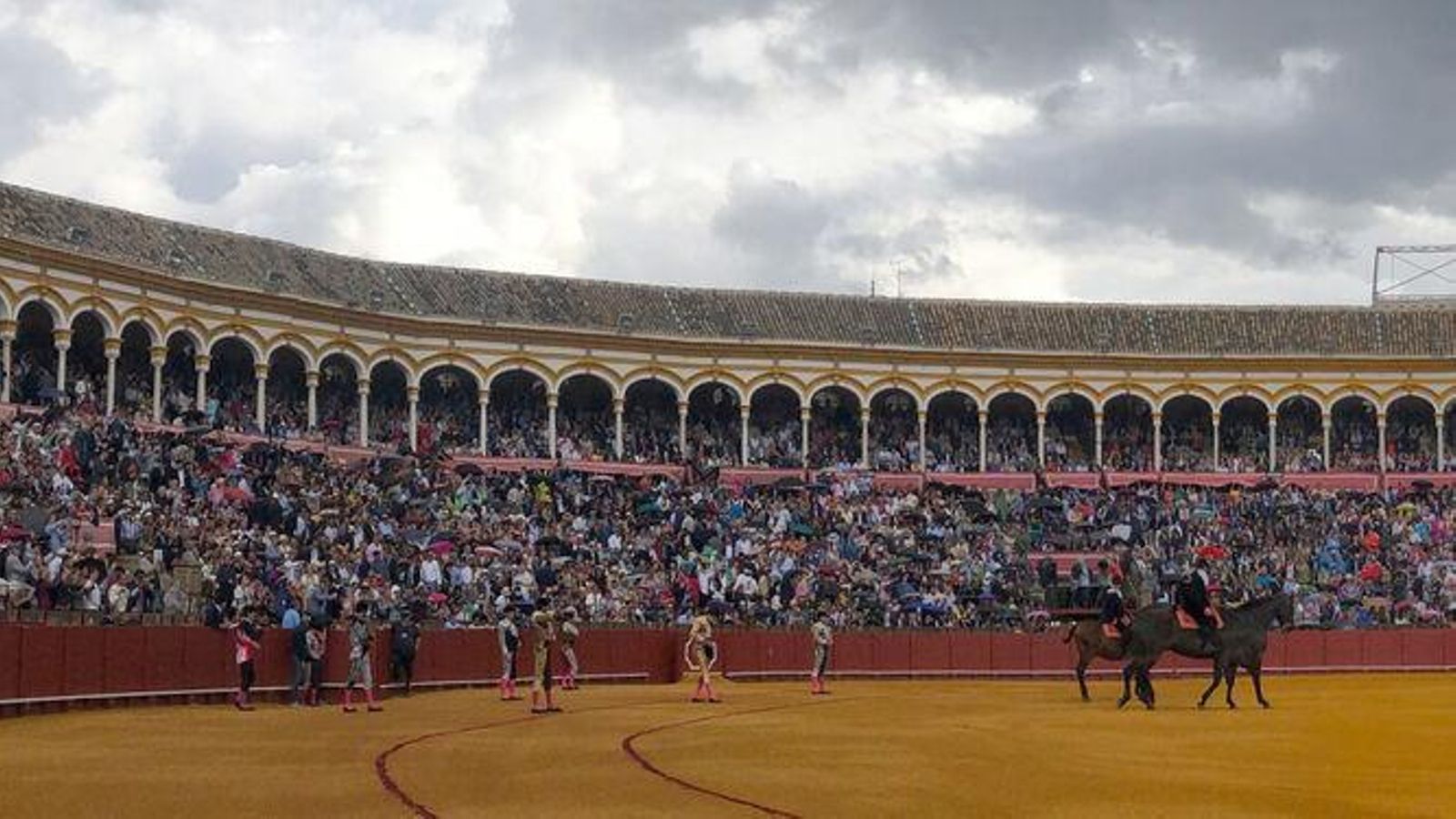 Paseíllo bajo un cielo nublado en la Maestranza.