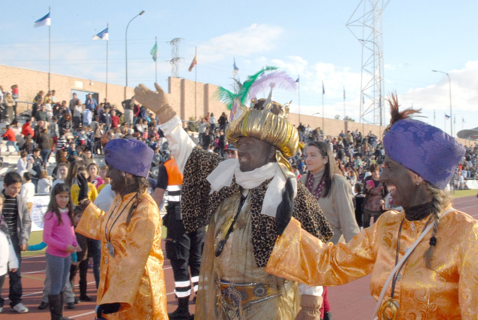 Baltasar (Isidro Aragón Tocino) saludando al público tras aterrizar en el estadio de Bahía Sur. Cabalgata de 2015