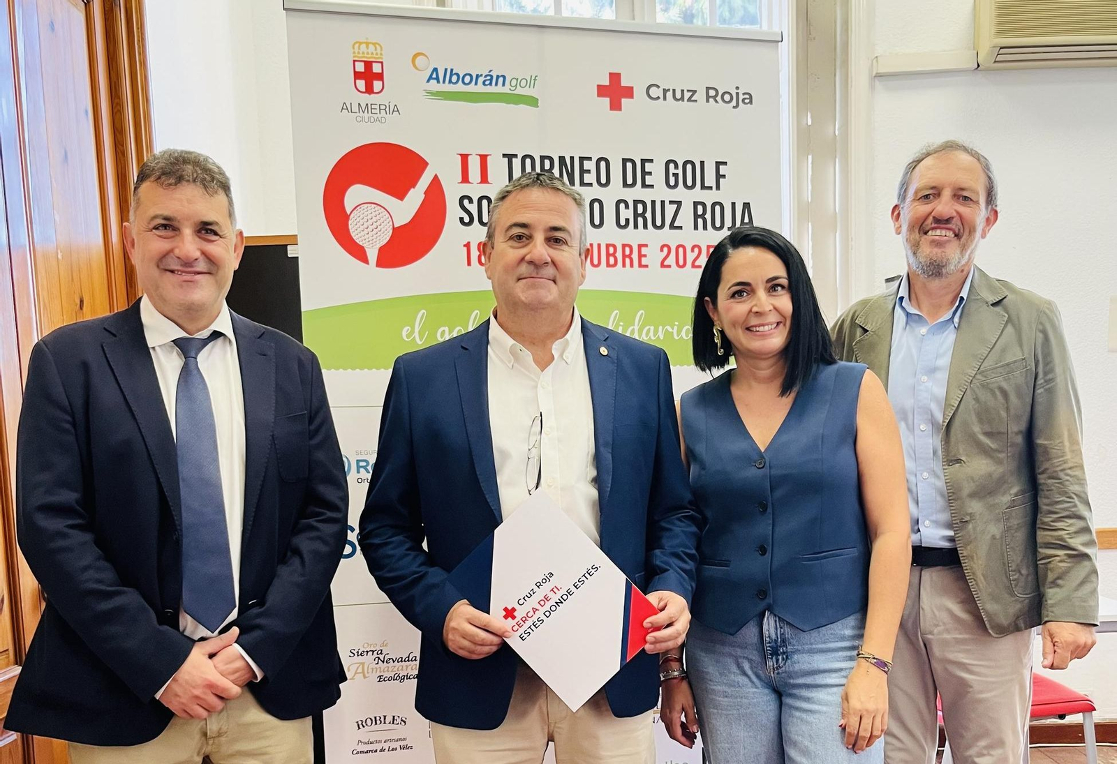 Representantes de Cruz Roja en Almería y de Alborán Golf posan antes de la presentación del torneo.