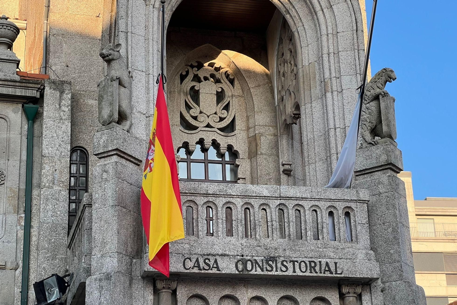 Banderas a media asta en el Ayuntamiento de O Porriño