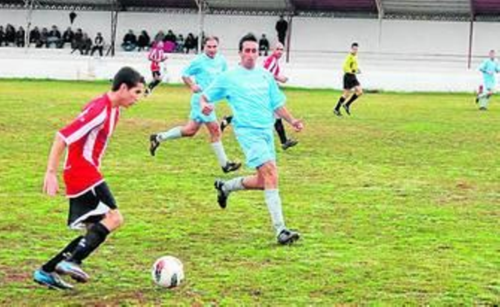 El riotinteño Sergio avanza por la banda ante el acoso de Óscar.