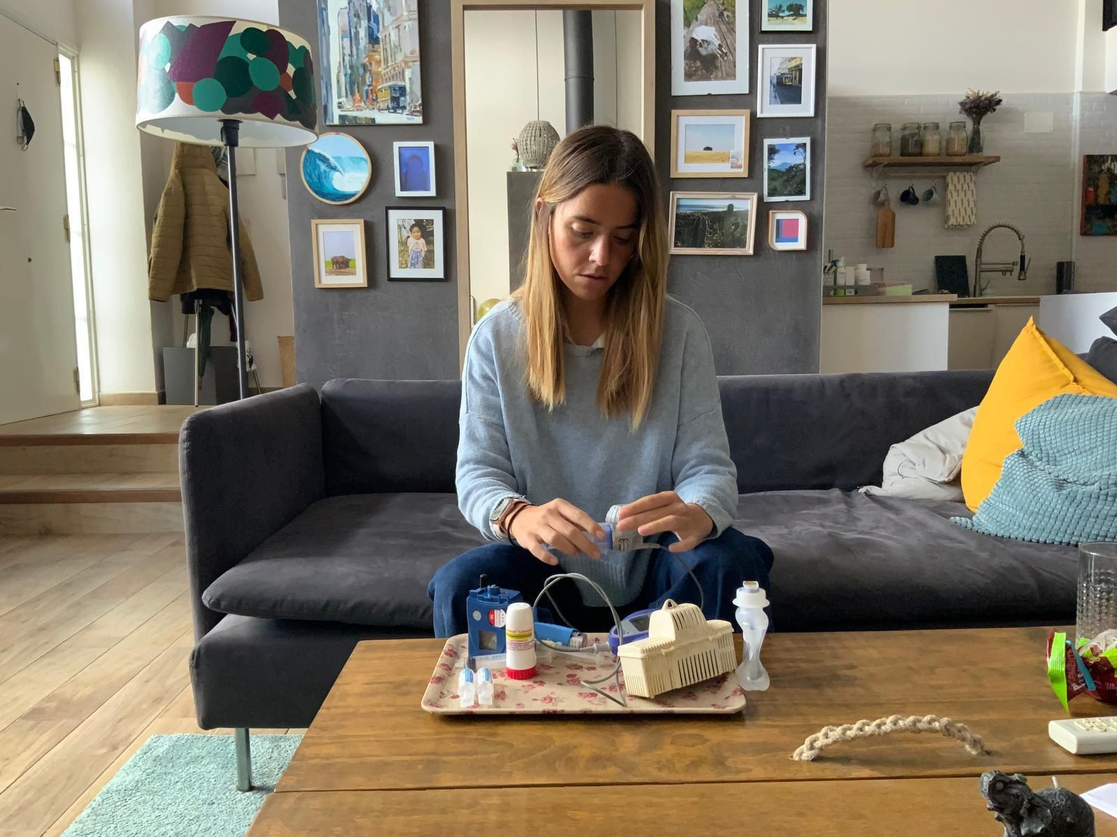 La jerezana Paz Bononato,en su casa, con los aerosoles y antibióticos inhalados que toma antes de la fisioterapia.