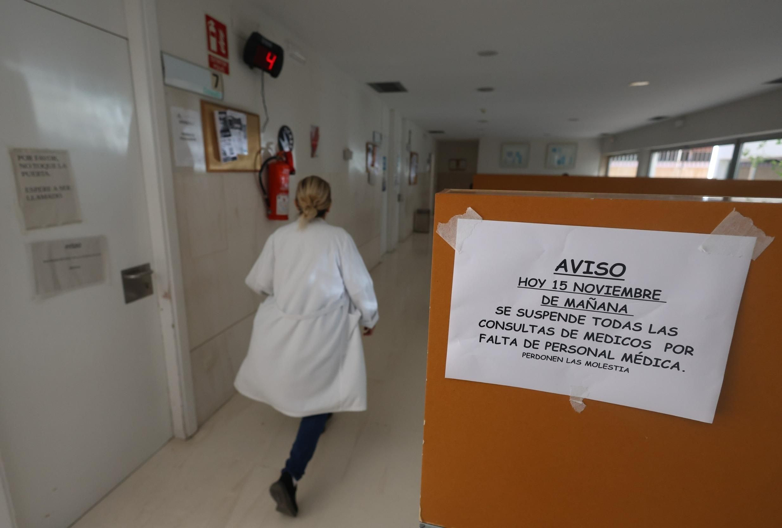 Cartel puesto el miércoles en el centro de salud de La Luz.