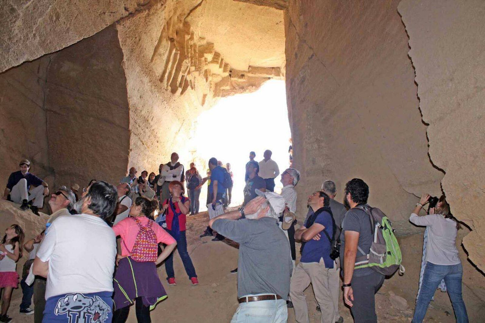 Los vecinos del barrio han puesto en marcha unas rutas guiadas que convierten a las canteras en auténticas zonas de peregrinación.