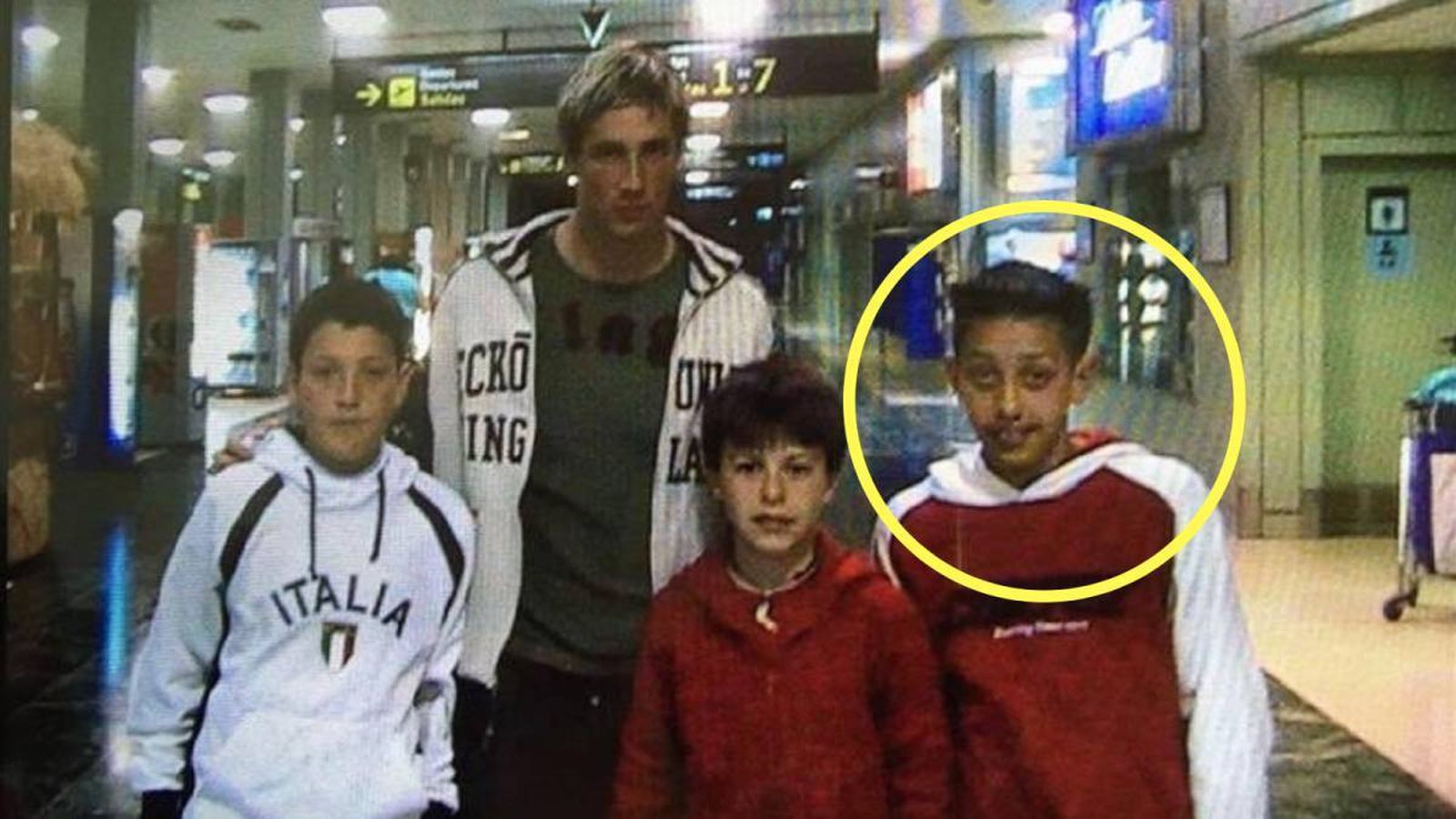 Borja Iglesias posa junto a Fernando Torres.