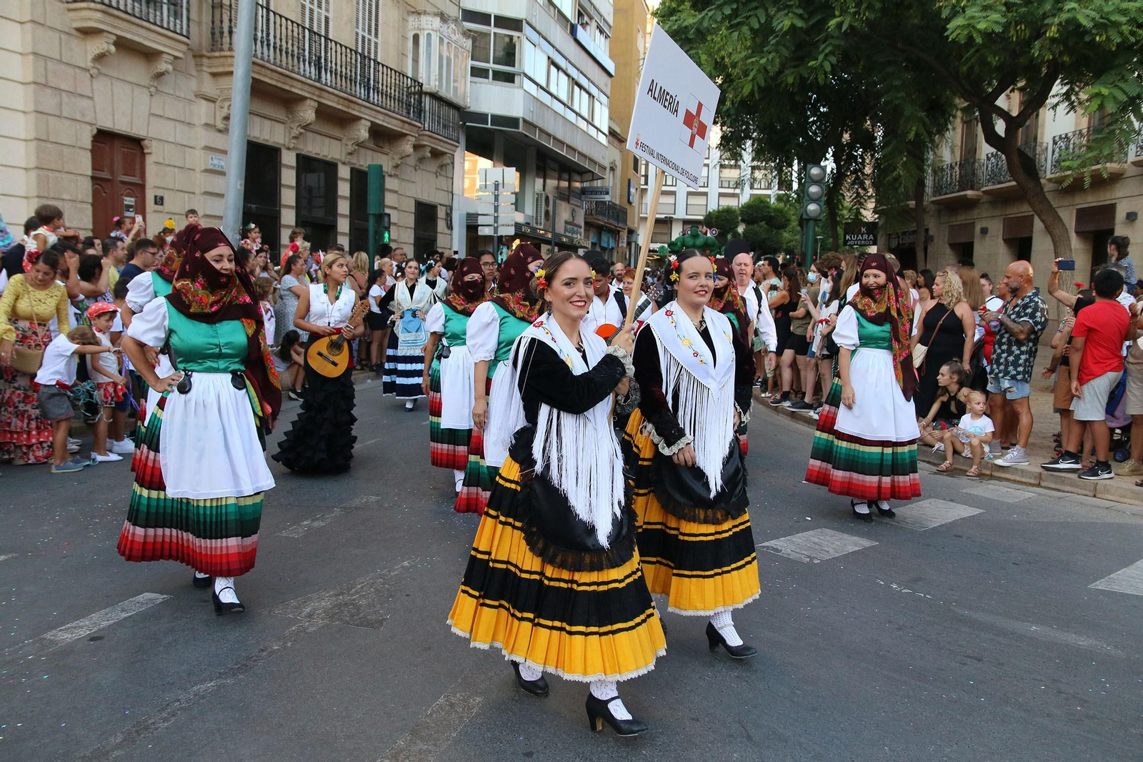 La Batalla de las Flores ha regresado inundando Almería de claveles
