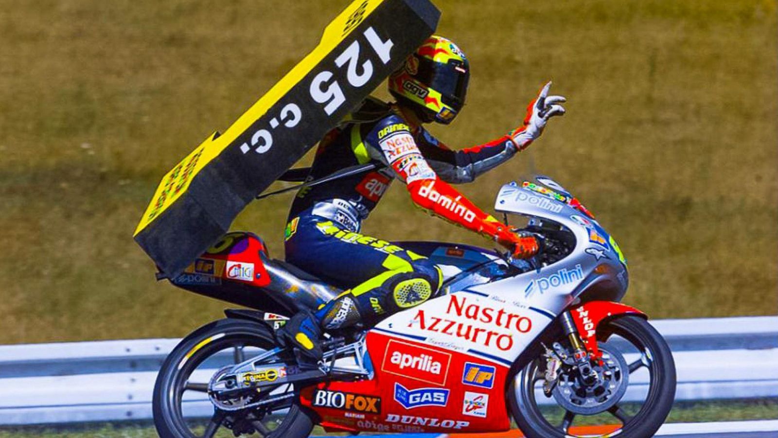 El italiano, celebrando su primer mundial, el de 125cc., en 1997.