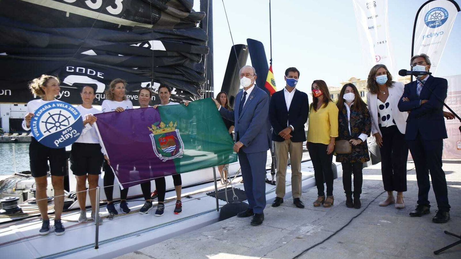El momento de entrega de la bandera.