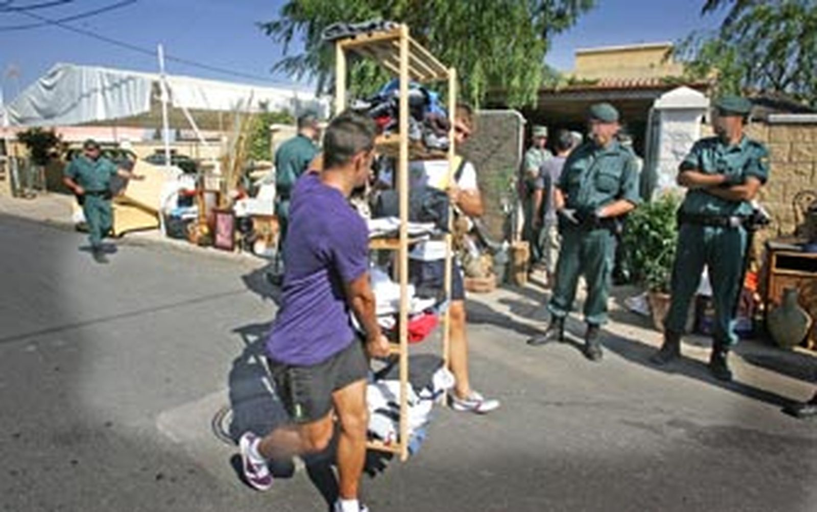 La Guardia Civil ejecuta el desahucio de una mujer y sus dos hijos