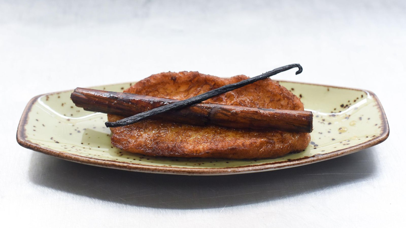 Torrijas de leche con canela y azúcar