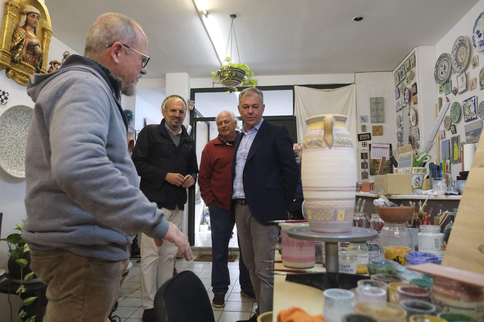 José Luis Sanz visita el Museo de la Cerámica de Triana.