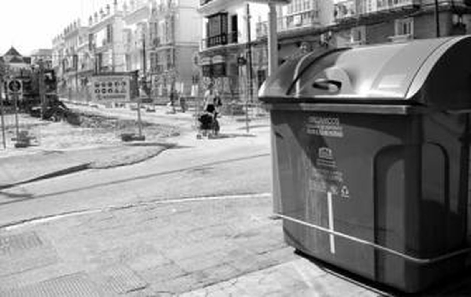 Contenedores de basura de la calle Real, junto a las obras del tranvía.