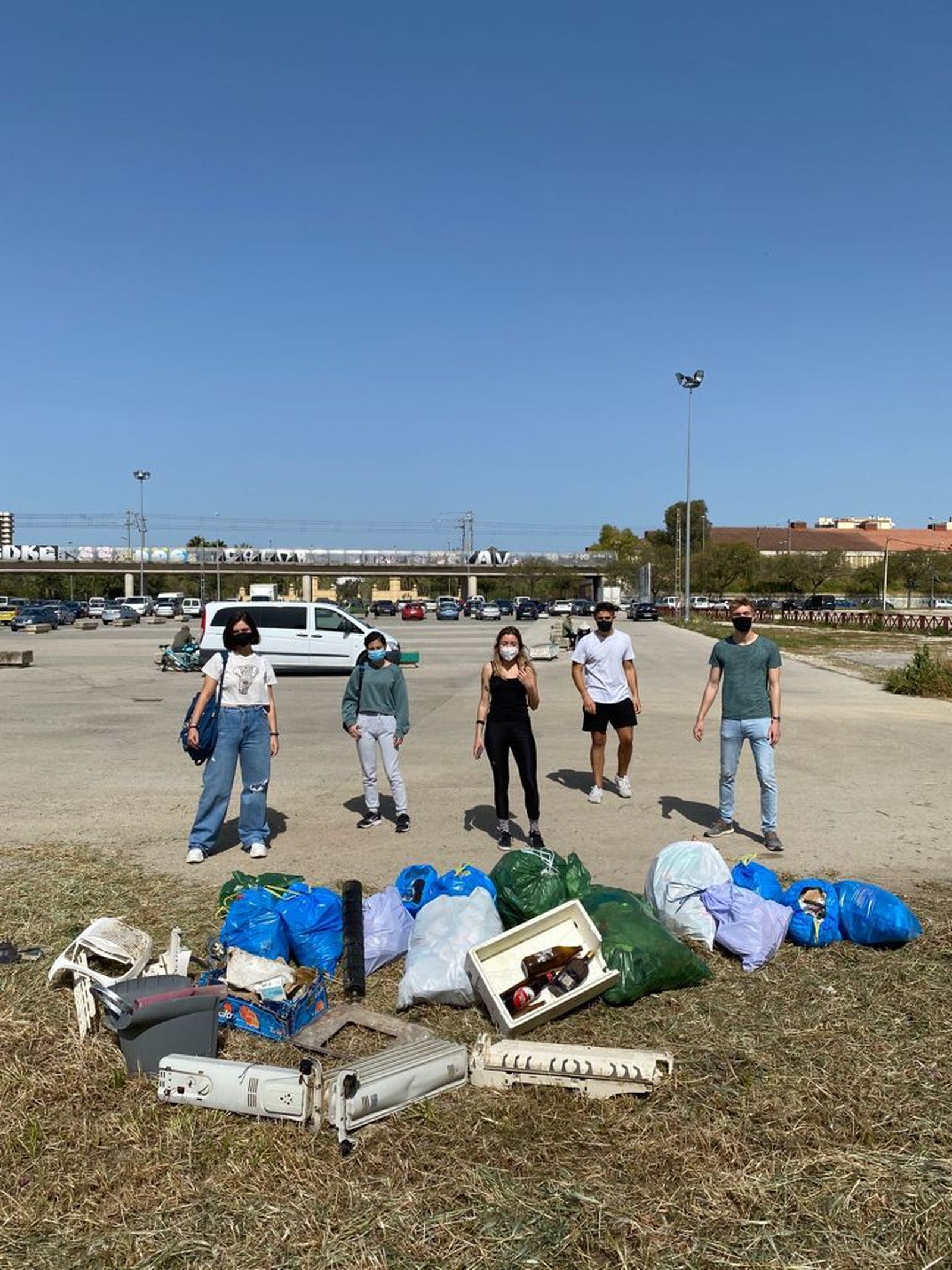 Jóvenes de Zero Waste Jerez en una recogida en el botellódromo.