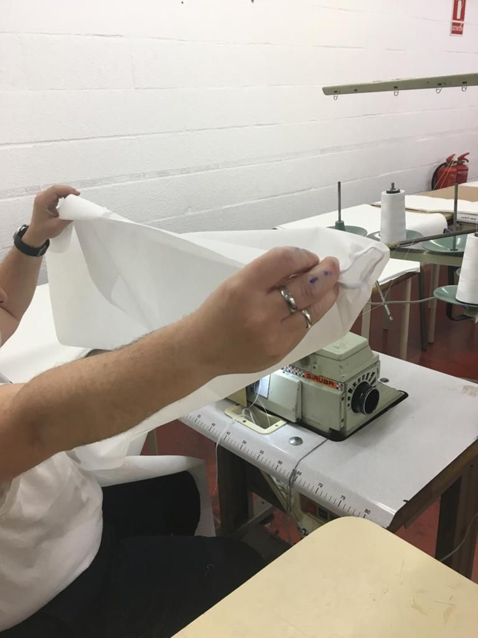 Un momento de la elaboración de una bata.