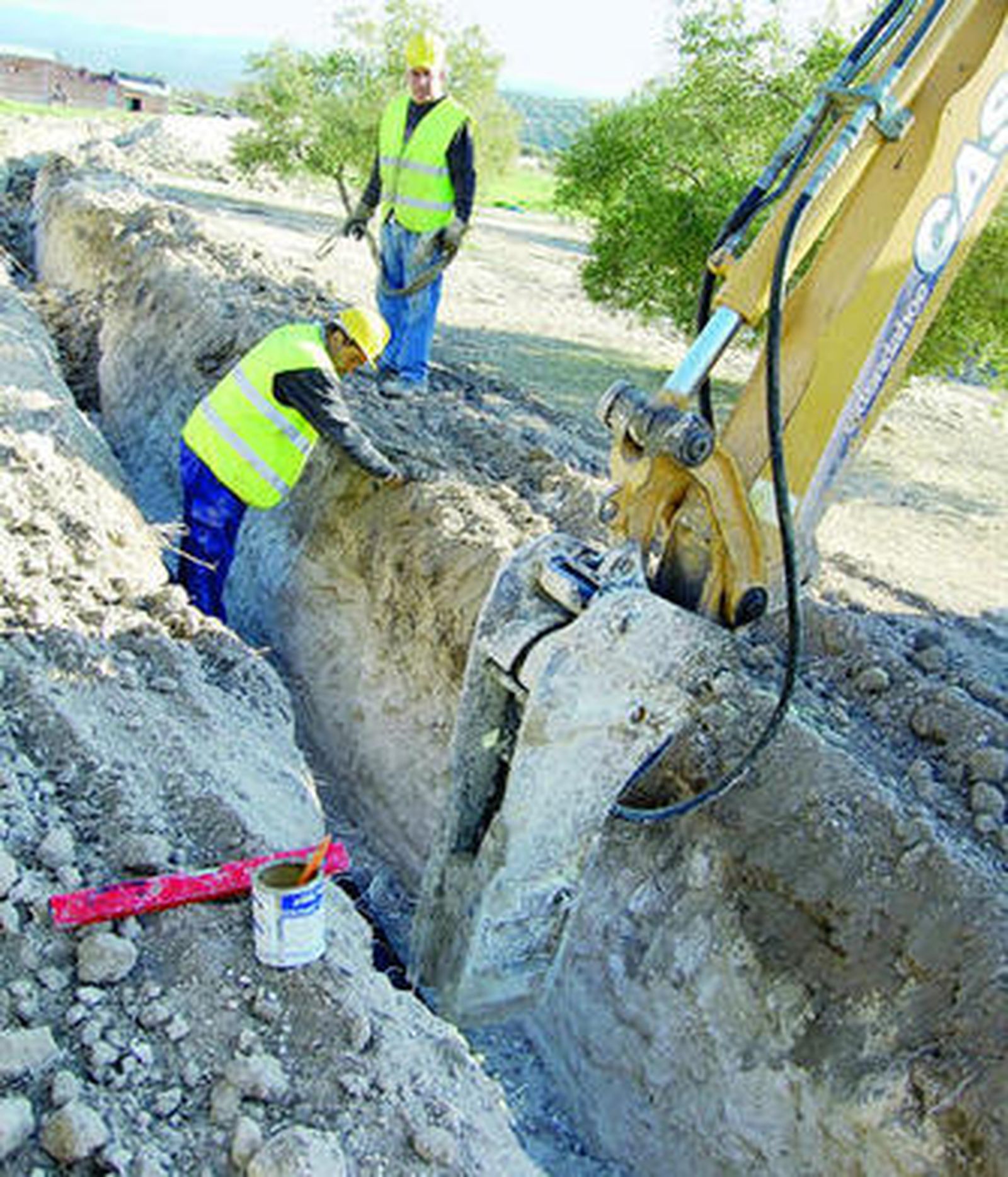 Una nueva tubería evitará los cortes de agua que sufren los vecinos de Albendín