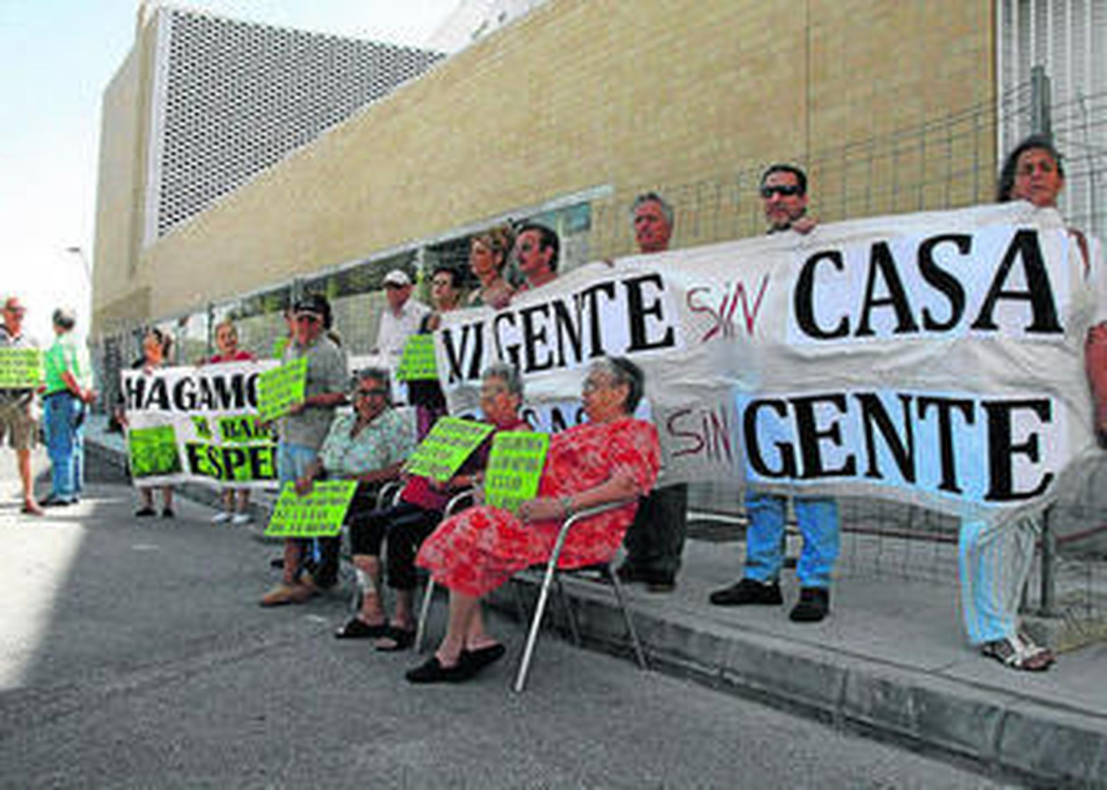 Vecinos de la barriada de José Antonio protestaron  junto a las nuevas viviendas para reclamar los realojos.