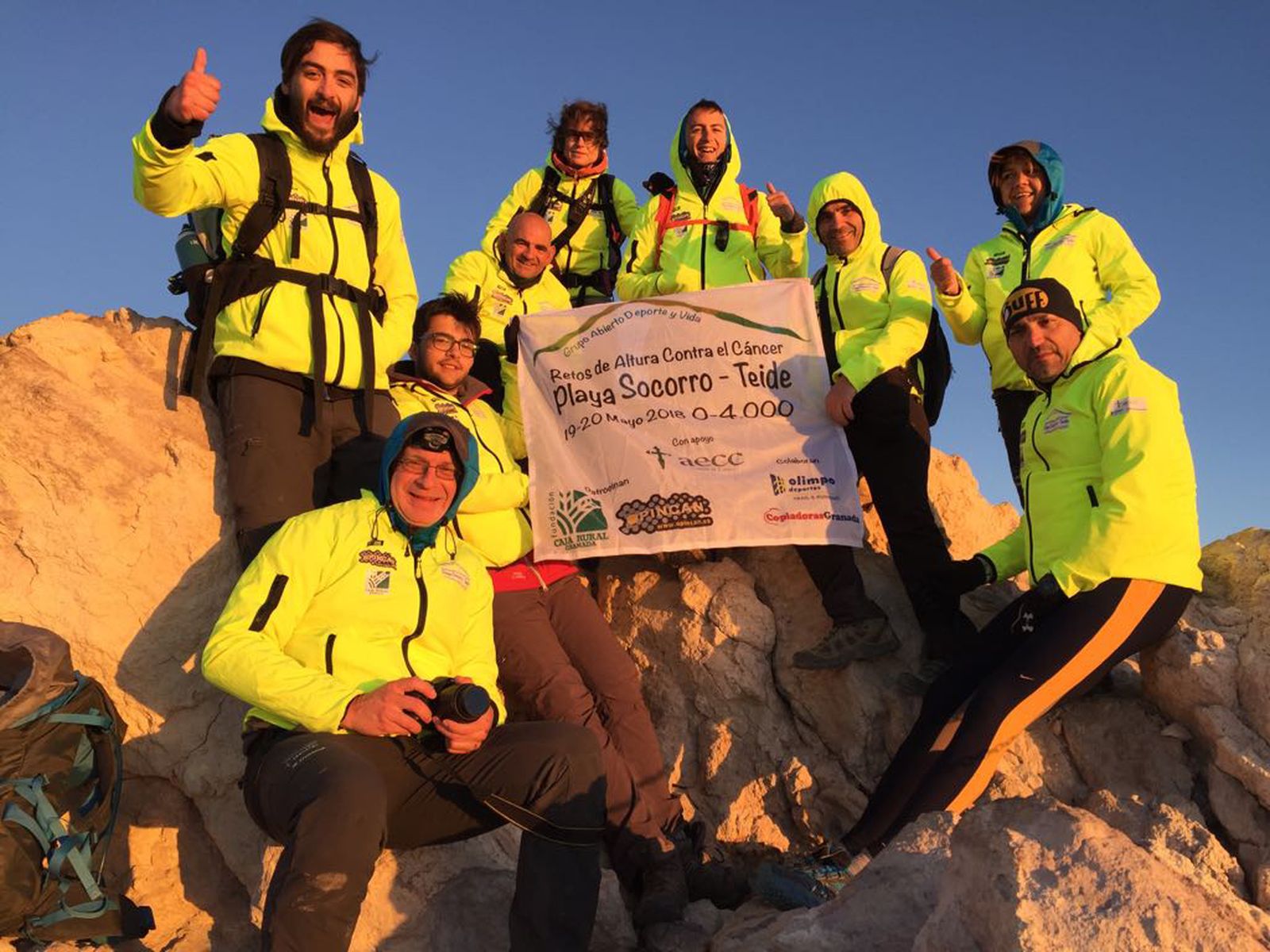 María Teresa Rodríguez y un grupo de acompañantes, en la cima del Teide.