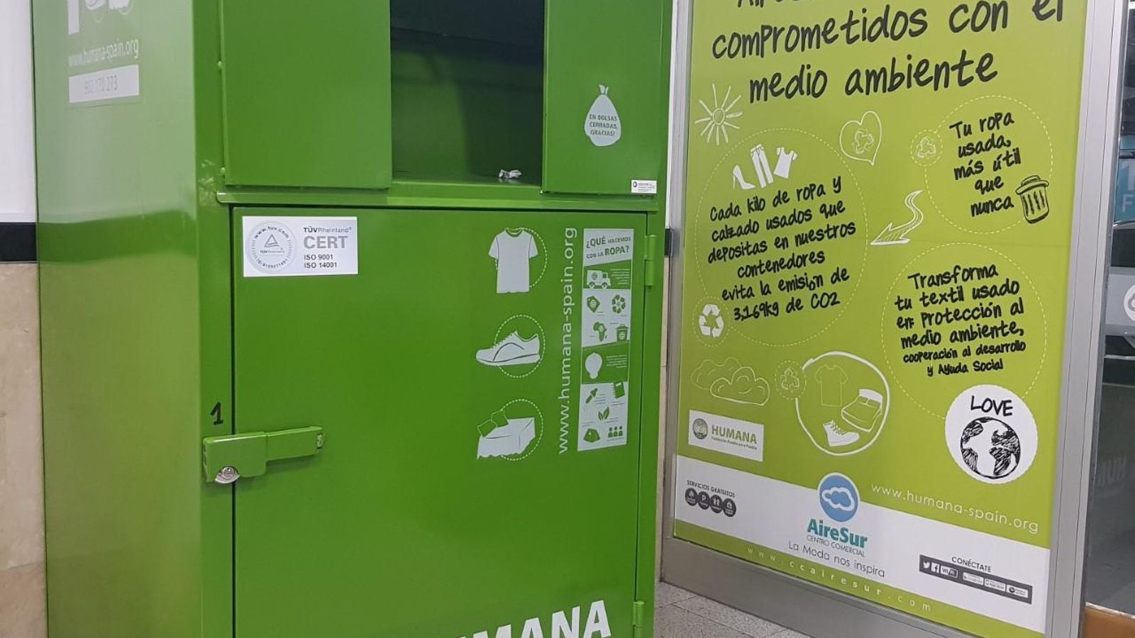 El contenedor de ropa usada instalado en el centro comercial.