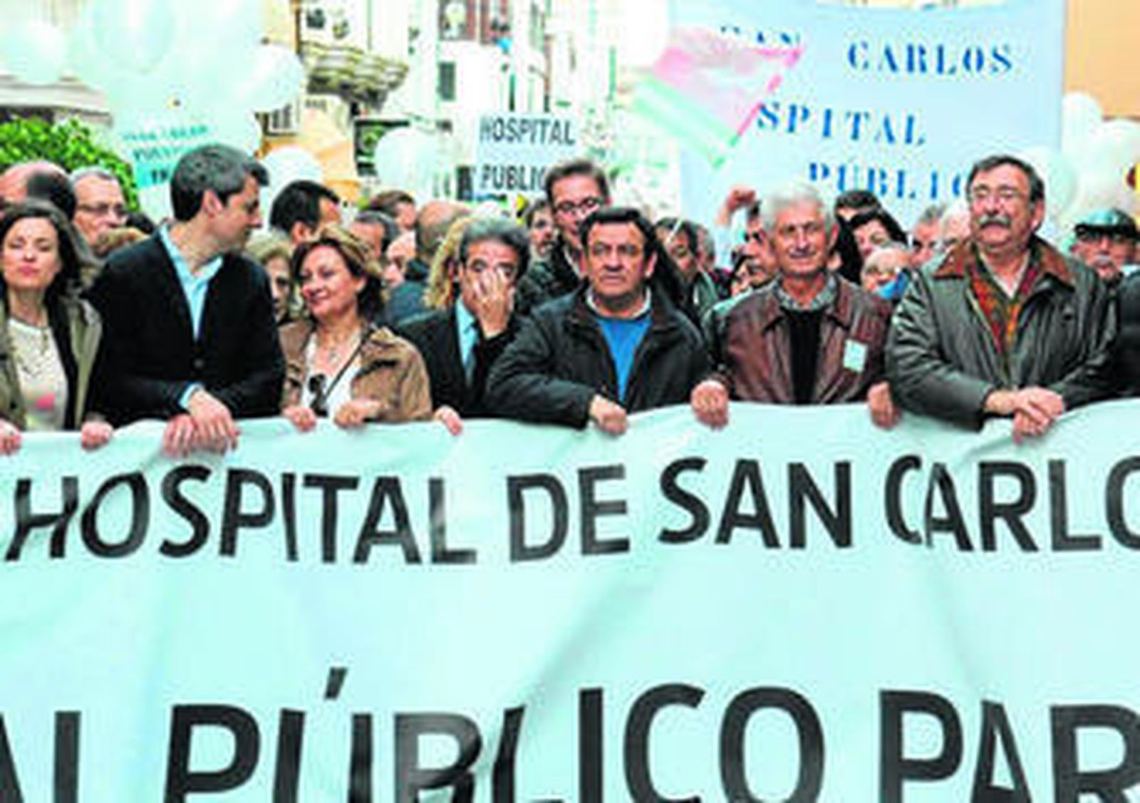 El alcalde, José Loaiza, en el centro, en la manifestación por el hospital de San Carlos de marzo de 2013.
