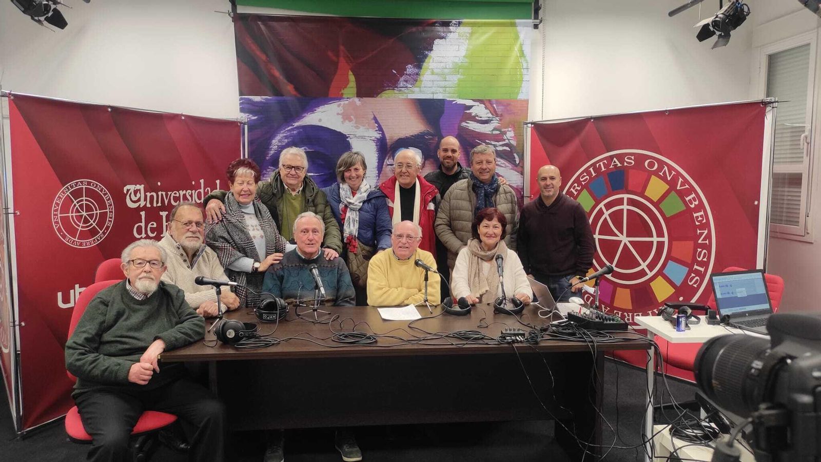 Alumnos del Aula de la Experiencia durante la grabación de uno de sus programas