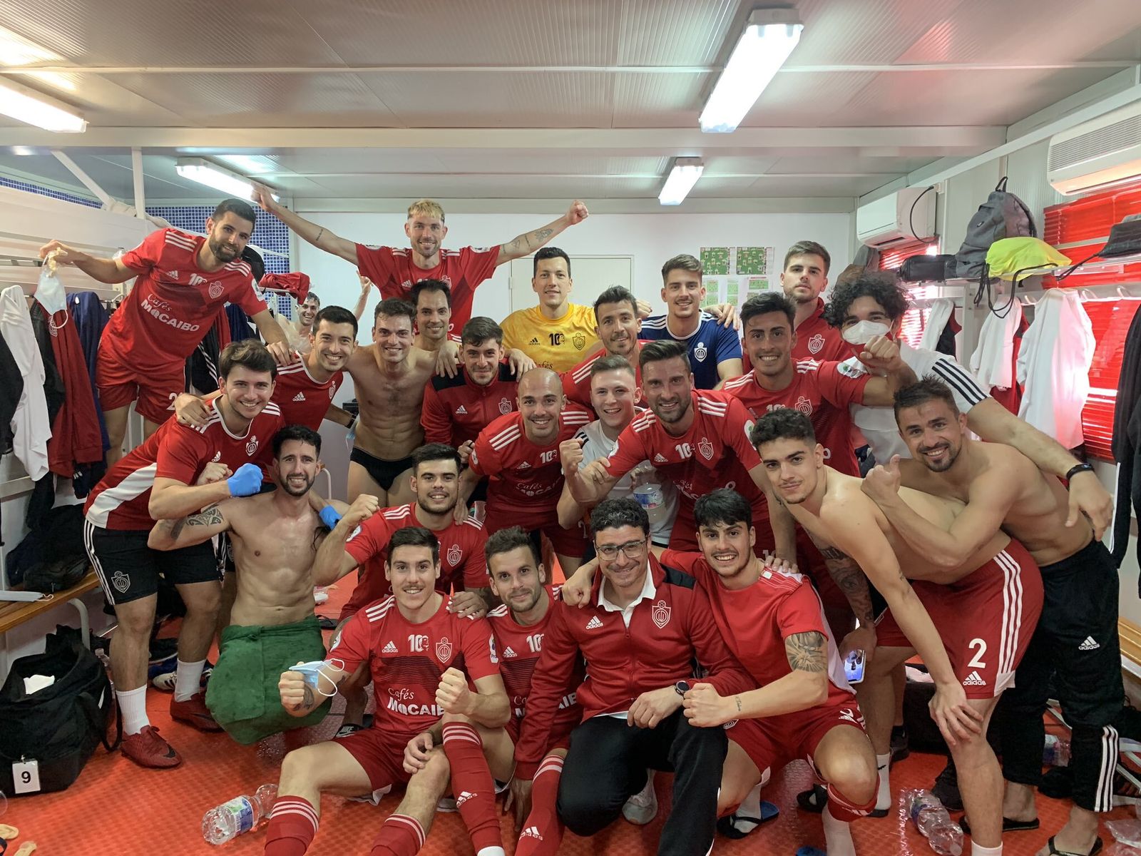 El Utrera celebra el triunfo en el vestuario.