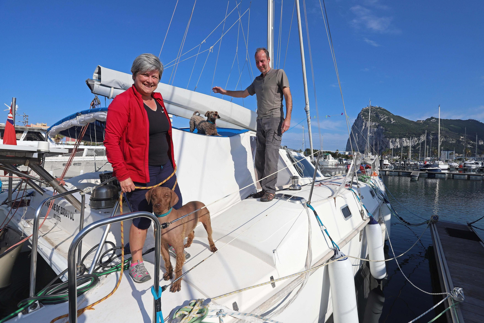 Deborah y Guy, británicos, en uno de los barcos atracados en Alcaidesa Marina en La Línea.