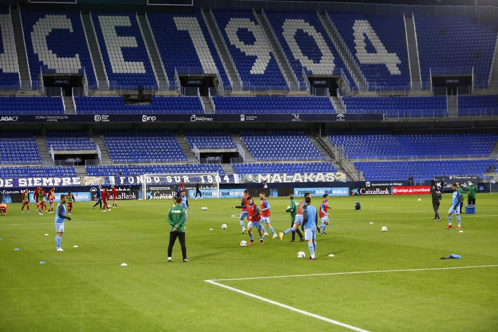 Las fotos del recibimiento al equipo y el calentamiento antes del Málaga - Cartagena