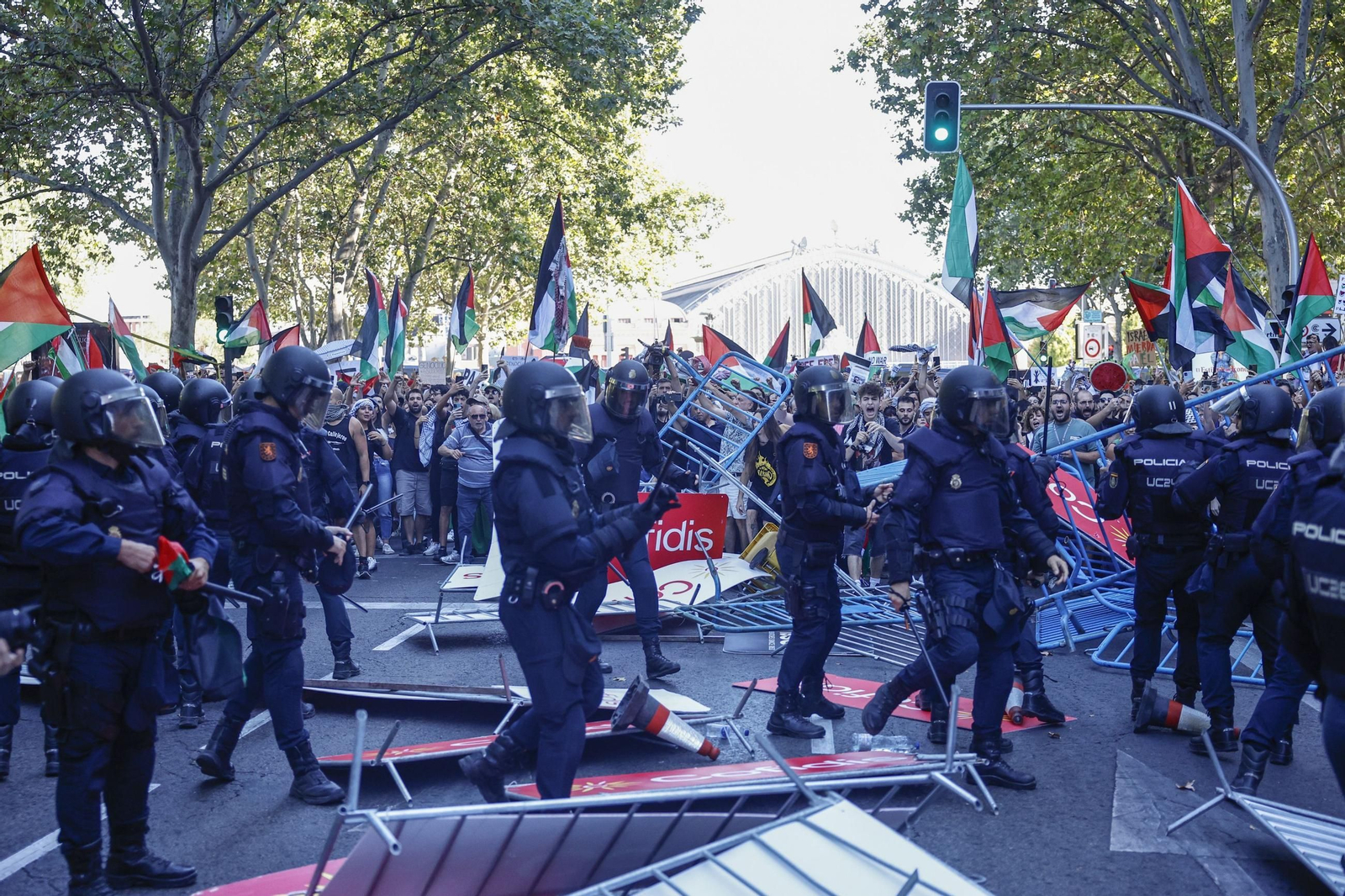 Vallas tiradas por una zona donde debía pasar la última etapa de la Vuelta a España a su llegada a Madrid.