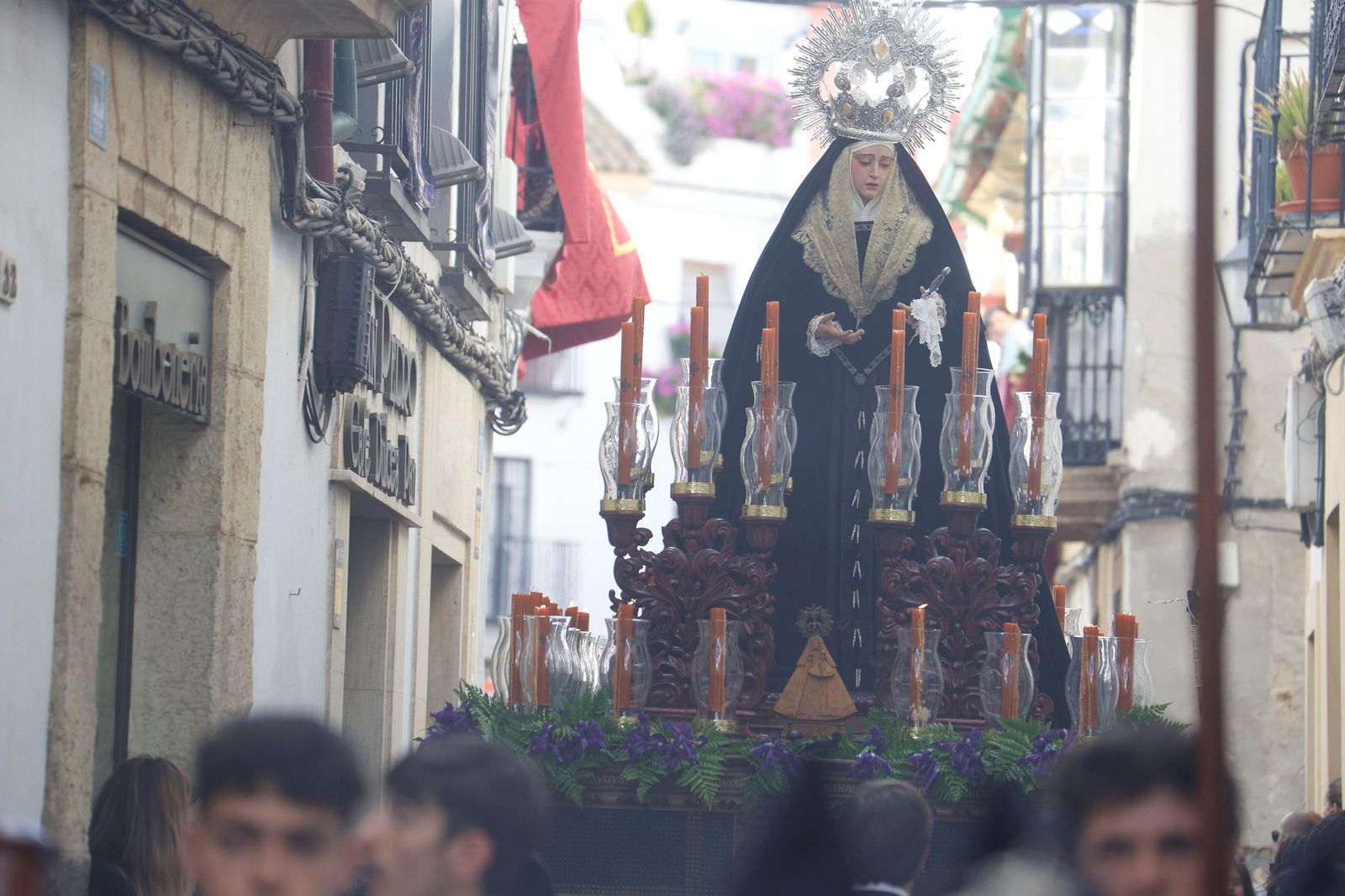 La procesión de la Universitaria en este Martes Santo de Córdoba, en imágenes