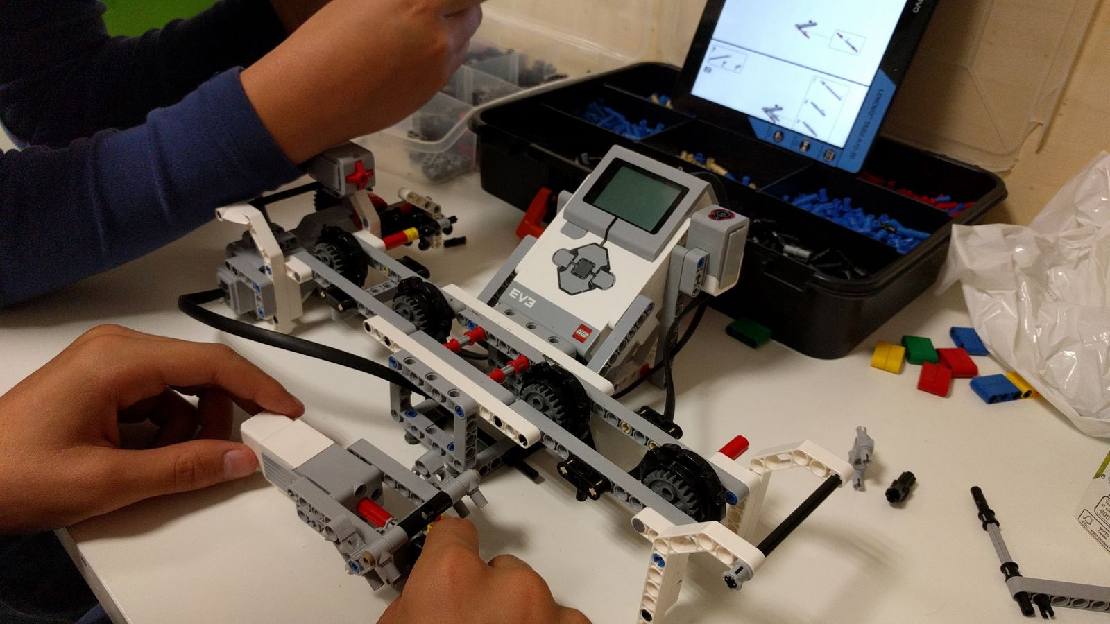 Taller de robótica en el Cadis.