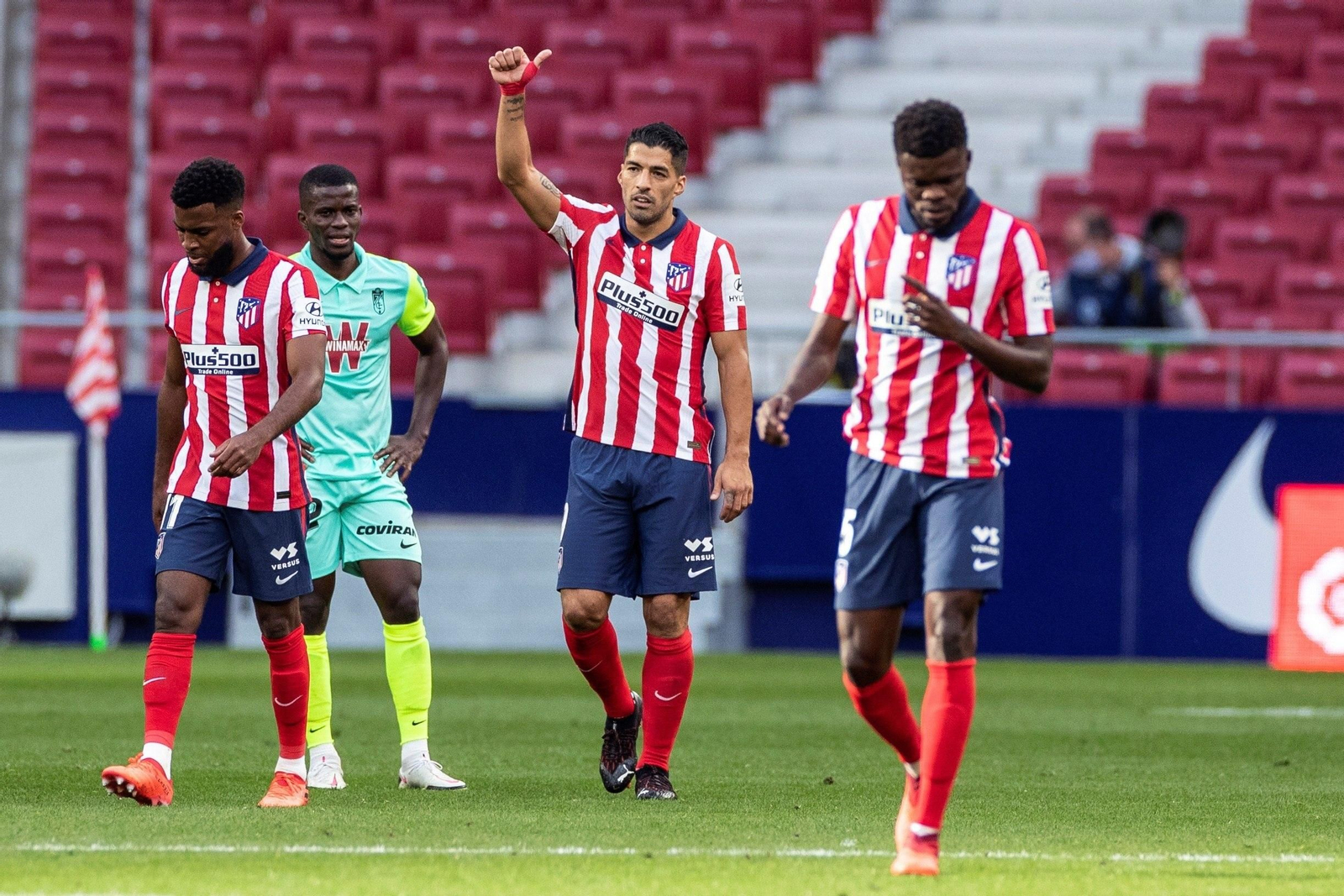 Azeez observa resignado como celebra uno de sus goles Luis Suárez.