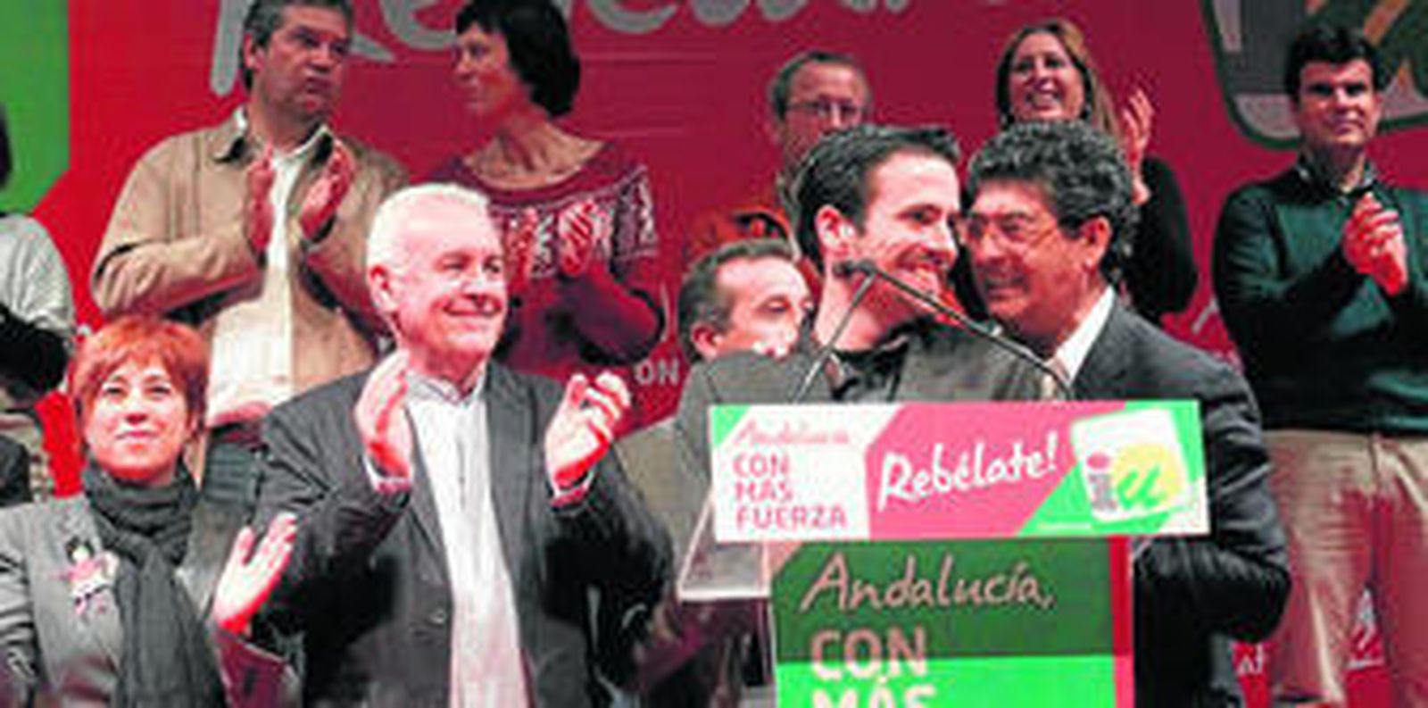 Valderas con Alberto Garzón, el diputado más joven, en presencia de un sonriente Cayo Lara.
