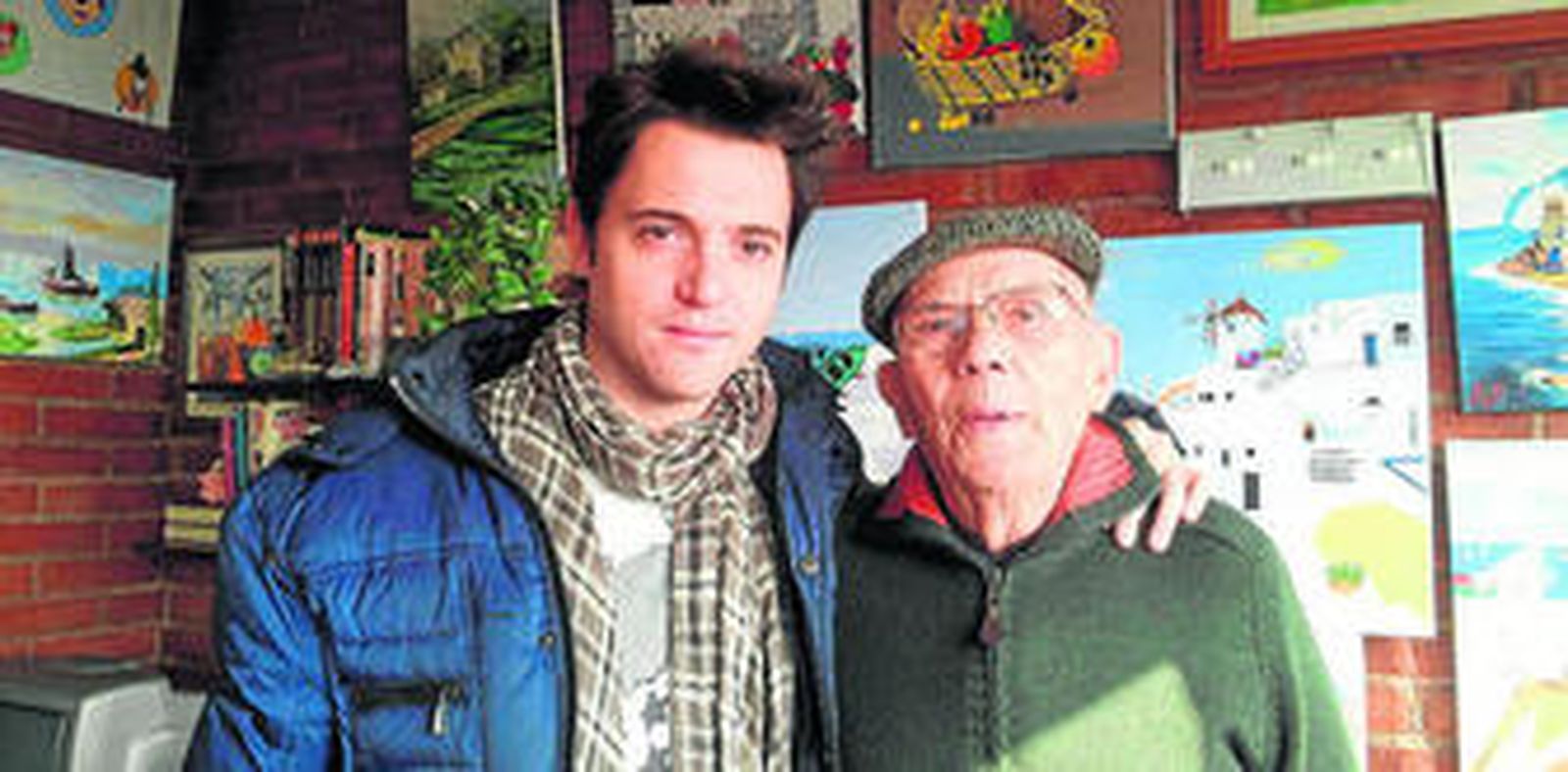 Jordi Moltó posa con Ramón, uno delos abuelos protagonistas de los 'Encuentros en la tercera edad'.