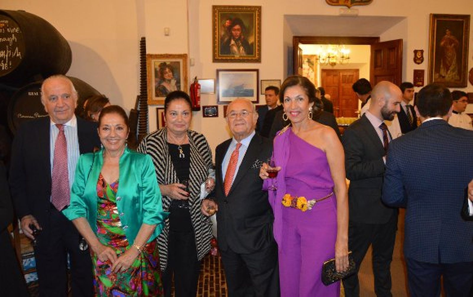 José Cañete, las hermanas Lola y Tere Reina, el diseñador Tony Benítez y Ana Feu, en la sacristía de la bodega.

Foto: Ignacio Casas de Ciria