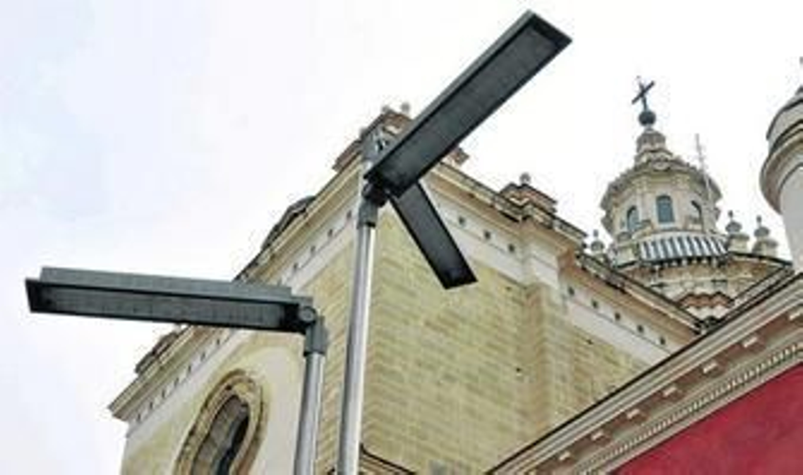 Una de las farolas de diseño instaldas en la Plaza del Pan dentro del proyecto urbanístico 'La Piel Sensible'.