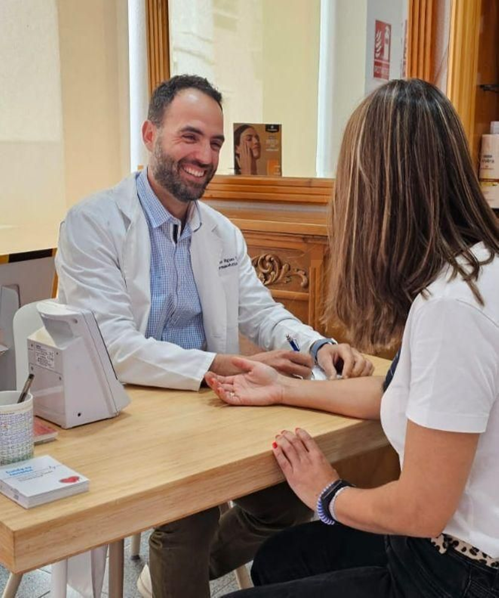 Los farmacéuticos ofrece otros servicios profesionales sanitarios. Los farmacéuticos ofrece otros servicios profesionales sanitarios.