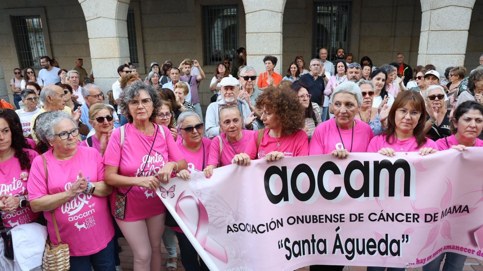 Pilar Fernández junto a otras compañeras de la asociación Santa Águeda en la concentración de este jueves frente a la delegación de Salud.