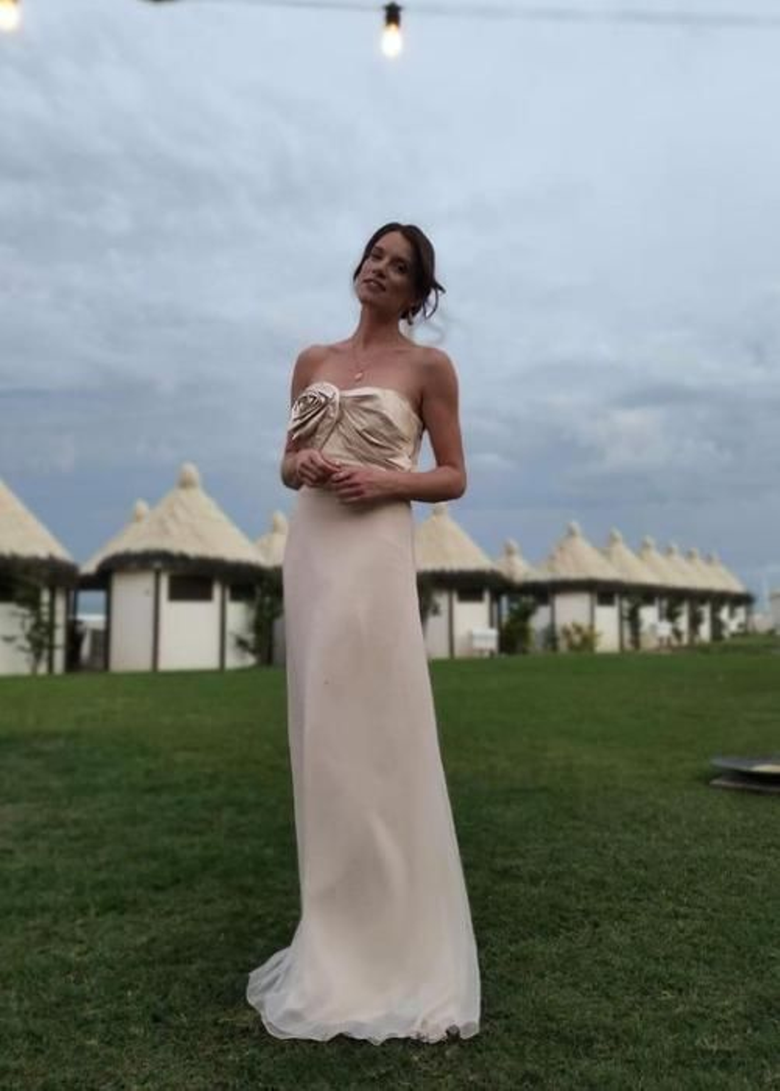 La diseñadora de moda y estilista de 'celebrities' española  Victoria Nogales con vestido de Dior en el Festival de Venecia.