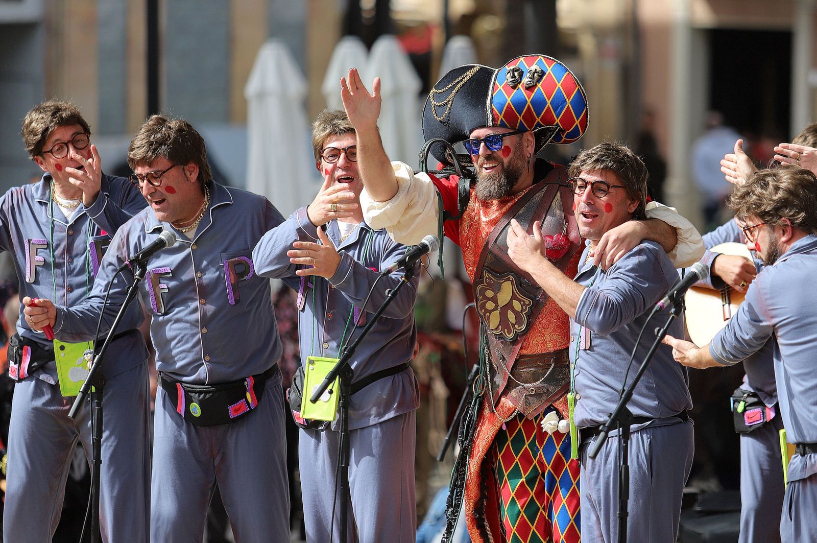 Agrupación carnavalesca en la Plaza de las Monjas.
