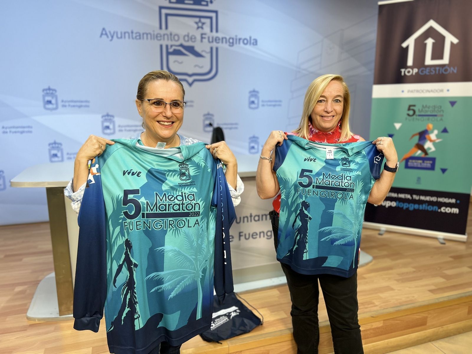 La alcaldesa, Ana Mula (I.), y la concejala de Deportes, María Hernández.