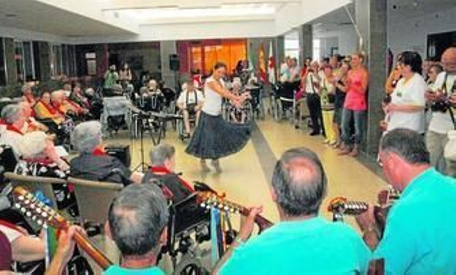 Animación en la residencia de la Cruz Roja, por la celebración del 25 aniversario.
