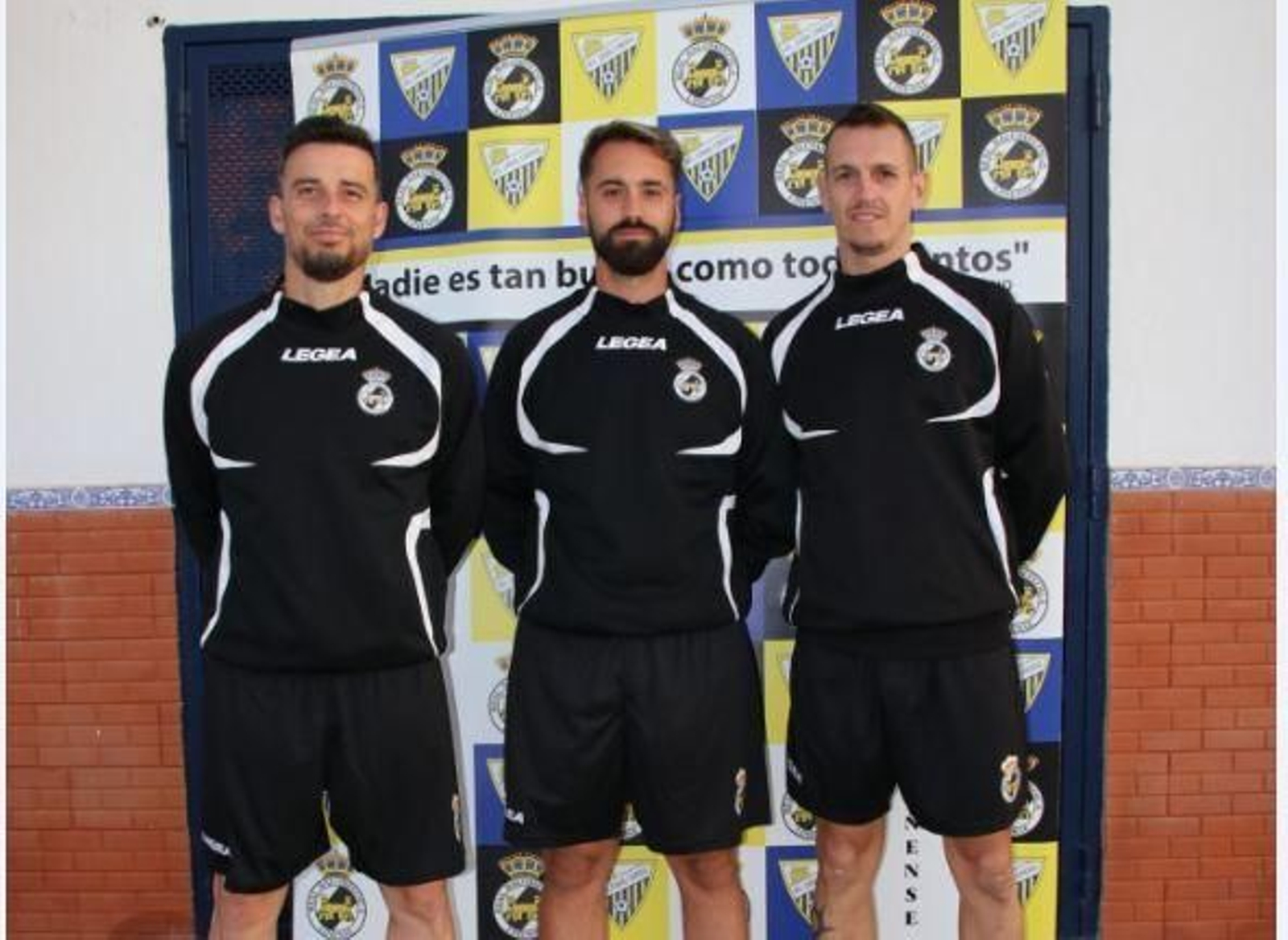 El nuevo cuerpo técnico de la Balona B, con el míster en el centro