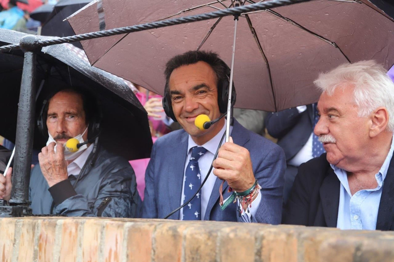 Las fotos de los famosos y autoridades en los toros el miércoles de Feria