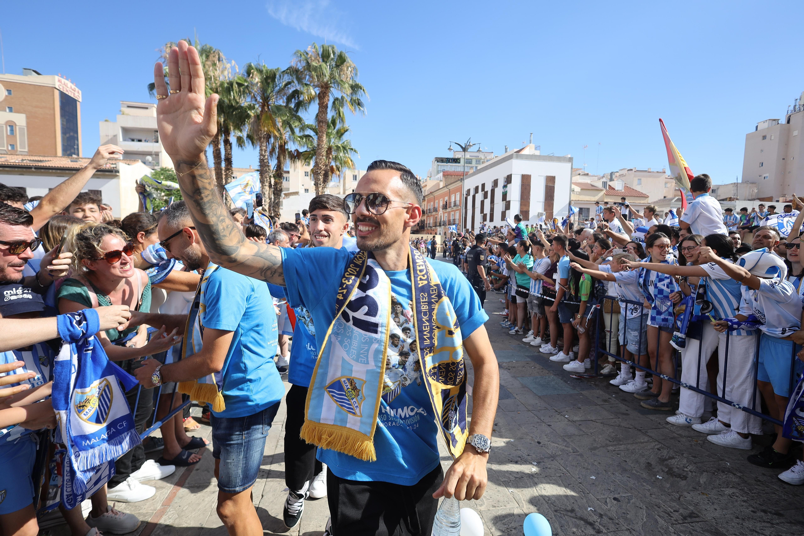 El malaguismo sale a la calle en avalancha: Las fotos de la celebración del ascenso